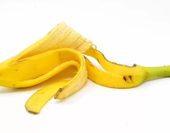 Pode jogar casca de banana nas plantas?