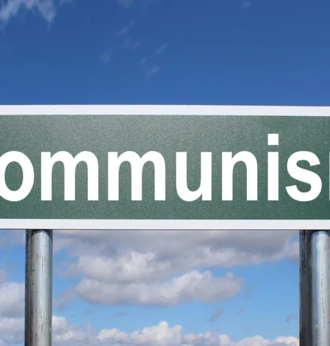 Comunismo e socialismo tem diferença?